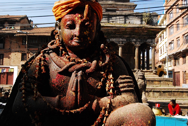 Indie0286.JPG - Posągi bóstw są solidnie nacierane barwnikami, płatkami kwiatów oraz czym tam jeszcze. (Zdjęcie: Laura i Astronom)