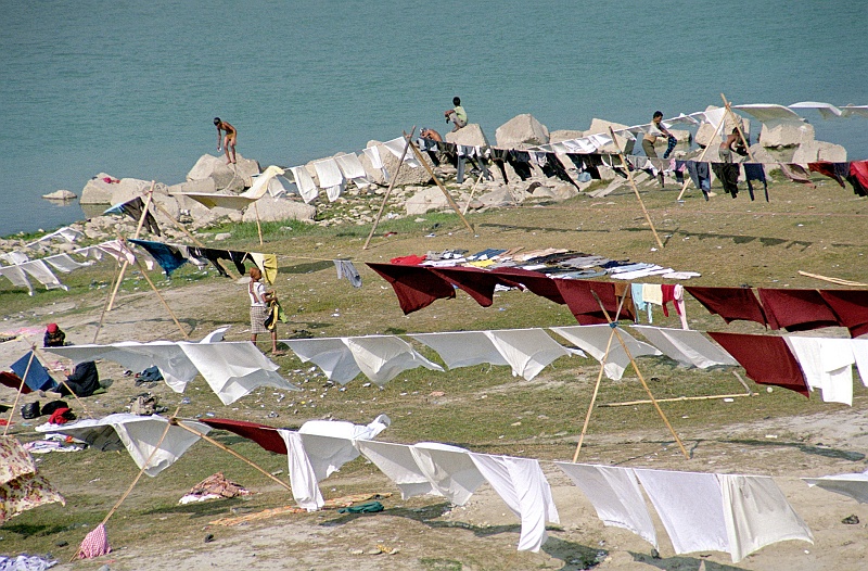 04.Droga_do_Nepalu_Imag0281.JPG - Mnisie szaty suszą się na słońcu. (Zdjęcie: Bartek)