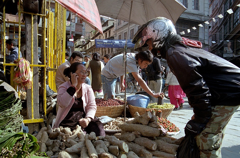 05.Kathmandu_i_okolice_Imag0192.JPG - Dobrodziejstwa współczesnej techniki nie są Nepalczykom obce. (Zdjęcie: Bartek)