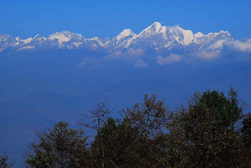 Indie0221.JPG - Już w odległości kilkunastu kilometrów od Kathmandu można podziwiać zarysy Himalajów. (Zdjęcie: Laura i Astronom)