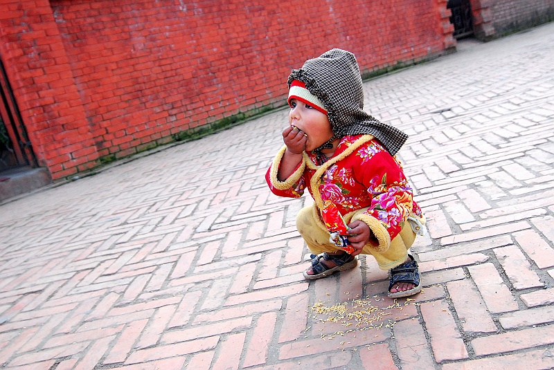 Indie0230.JPG - Trochę do buzi, a trochę na ofiarę. (Zdjęcie: Laura i Astronom)