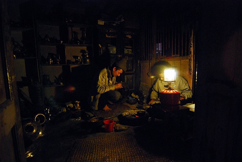 Indie0241.JPG - Przerwa w dostawie prądu to nie problem. Jest to tak powszednie, że pracę kontynuuje się przy naftowych lampach lub świecach. (Zdjęcie: Laura i Astronom)