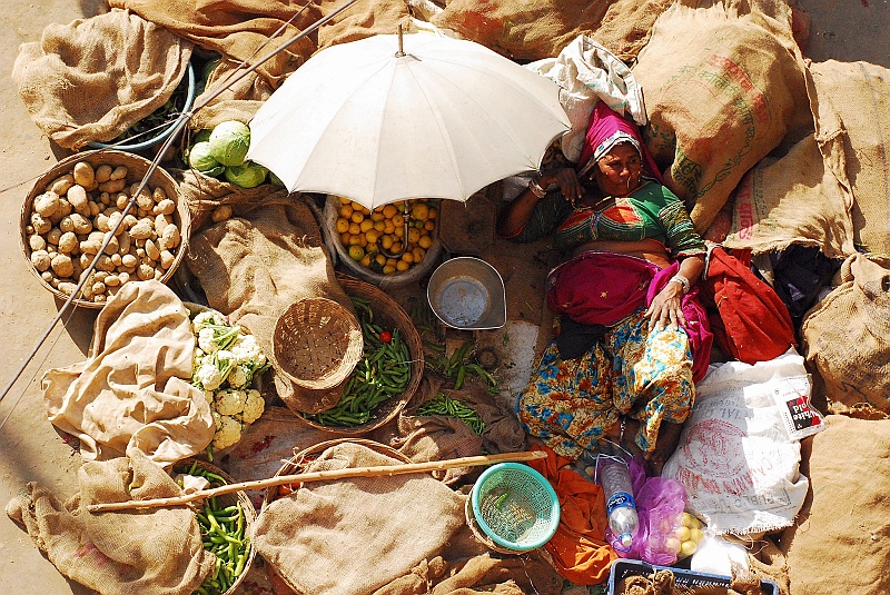 Indie0614.JPG - Handlarka próbuje przetrwać najgorszy skwar. (Zdjęcie: Laura i Astronom)