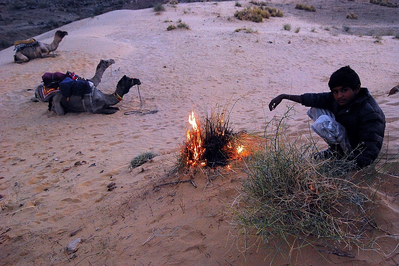 Indie0632.JPG - Odpoczynek w trakcie wielbłądziego safari. (Zdjęcie: Laura i Astronom)