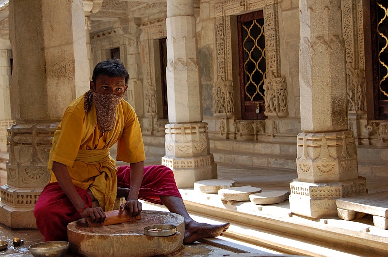 11.Kumbhalharh_i_Ranakpur_uDSC_0490.JPG - Składanie ofiary (puja). Tutaj akurat polega na ścieraniu z wodą drewna sandałowego. (Zdjęcie: Bartek)