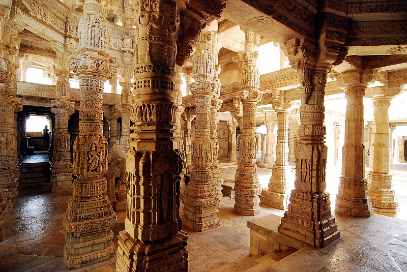 Indie0504.JPG - A w środku wygląda to mniej więcej tak. Ok 1600 bogato rzeźbionych kolumn i każda z nich jest inna! (Zdjęcie: Laura i Astronom)