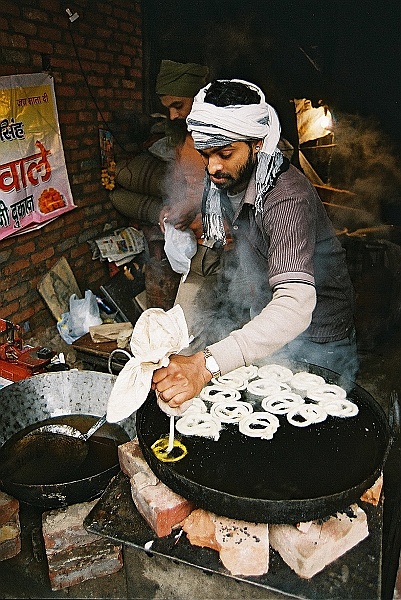 Indie0033.JPG - Wyciskanie ciasta na gorący olej. Za narzędzie służy prosta ściereczka. (Zdjęcie: Laura i Astronom)