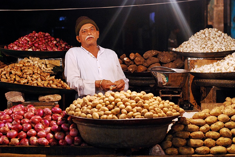 Indie0550.JPG - Sprzedaż produktów roślinnych. (Zdjęcie: Laura i Astronom)