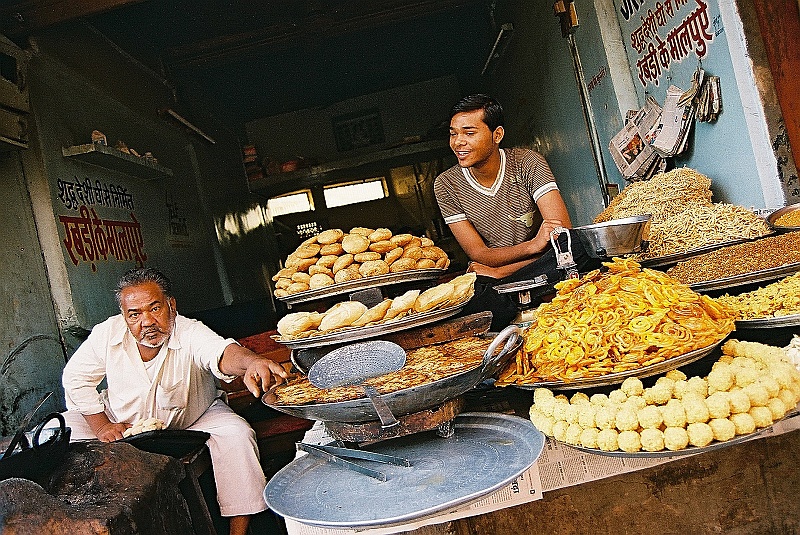 Indie0585.JPG - Sprzedaż produkowanych na miejscu smarzenizn. (Zdjęcie: Laura i Astronom)