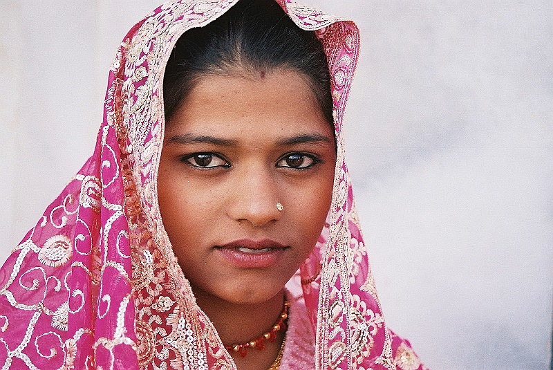 Indie0436.JPG - Koniec i bomba. Kto w piękne hinduskie oczy nie wejrzał, kto masali nie skosztował, kto swądu ghatu Manikarnika nie poczuł, ten jest słoniowa trąba. :) (Zdjęcie: Laura i Astonom)