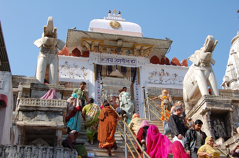 08_16.JPG - Na schodach świątyni Jagdish. (Zdjęcie: Ania)