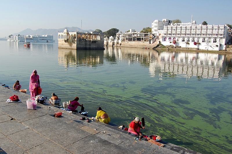 10.Udaipur_DSC_0264a.JPG - Jak widać, także i w Radżastanie występują ghaty. Trwają intensywne przepierki. (Zdjęcie: Bartek)