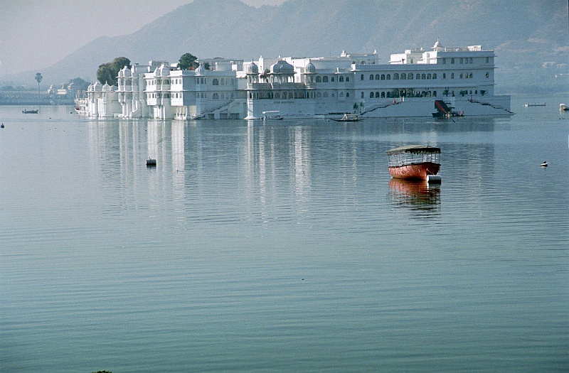 10.Udaipur_Imag0113.JPG - Lake Palace w Udaipurze. To tutaj Agent 007 najwięcej nawywijał. :) (Zdjęcie: Bartek)