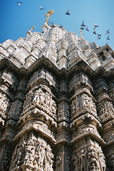 Indie0445.JPG - Niesamowite zdobienia świątyni Jagdish. Tak właściwie to ta świątynia jest jednym wielkim zdobieniem. :) (Zdjęcie: Laura i Astronom)