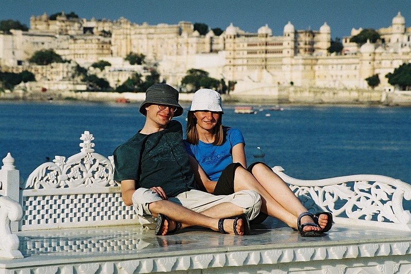 Indie0464.JPG - Odrobina prywaty na ławeczce Lake Palace. (Zdjęcie: Laura i Astronom)