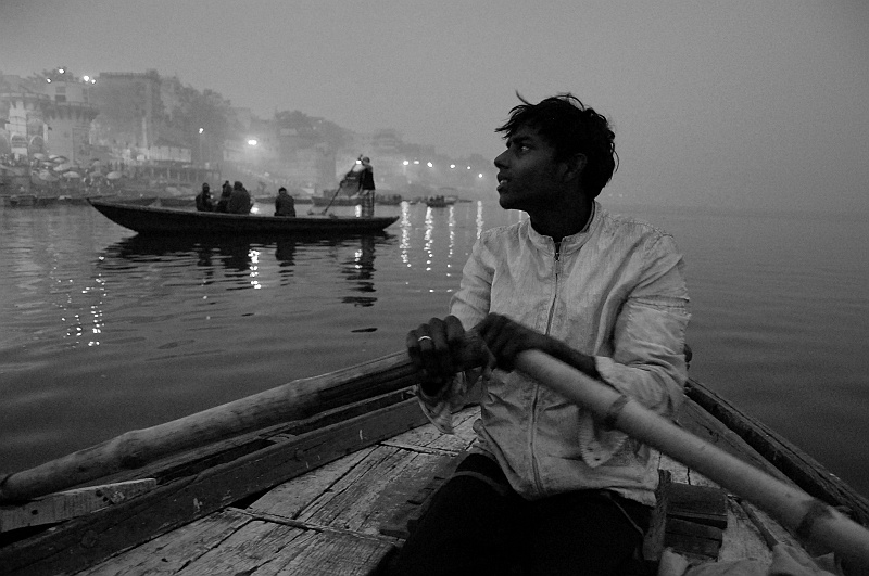 03.Varanasi_DSC_0294a.JPG - Poranna przejażdzka po Gangesie. Mocne wrażenia gwarantowane. (Zdjęcie: Bartek)