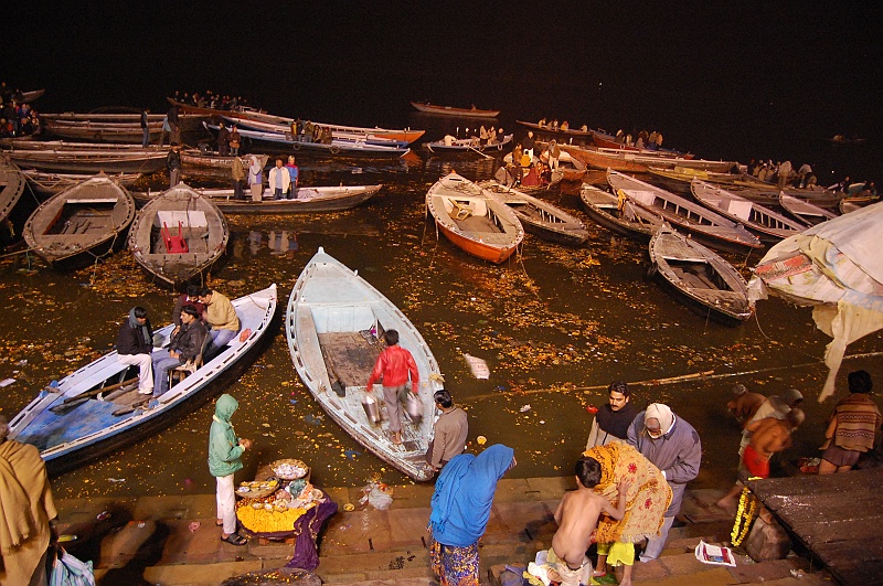 03_01.JPG - Wieczór na stopniach ghatu Dasaswamedh. (Zdjęcie: Ania)