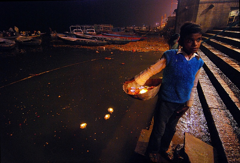 Indie0070.JPG - Sprzedawca ofiarnych lampionów. (Zdjęcie: Laura i Astronom)