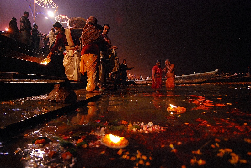 Indie0071.JPG - Wieczór na stopniach ghatu Dasaswamedh. (Zdjęcie: Laura i Astronom)
