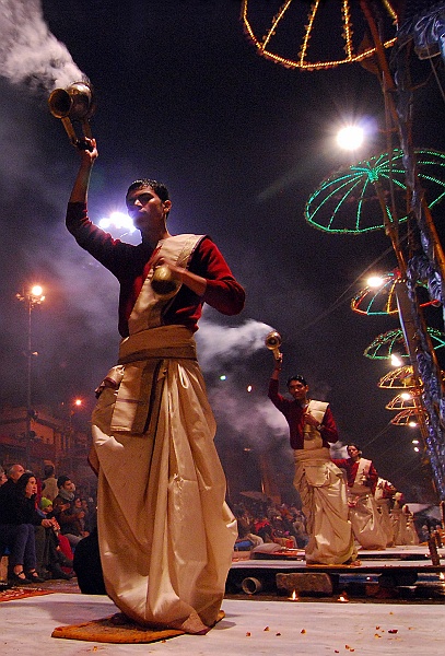 Indie0073.JPG - Bramiński rytuał ognia na ghacie Dasaswamedh. (Zdjęcie: Laura i Astronom)