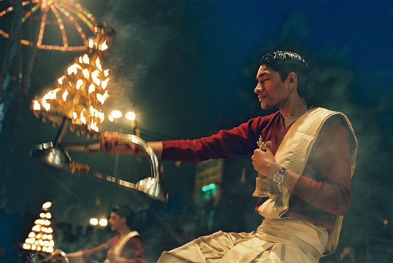 Indie0075.JPG - Bramiński rytuał ognia na ghacie Dasaswamedh. (Zdjęcie: Laura i Astronom)