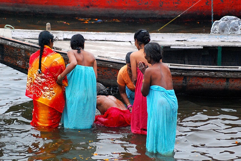Indie0083.JPG - Rytualna kąpiel w Gangesie. (Zdjęcie: Laura i Astronom)