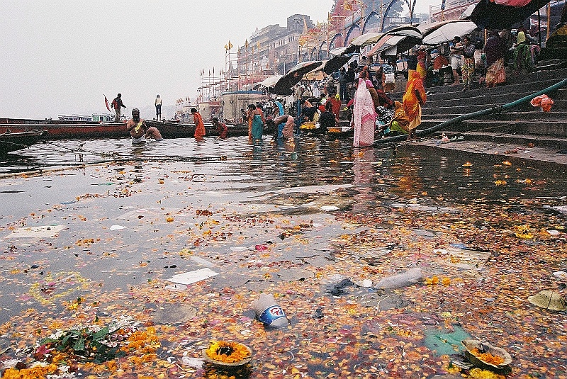 Indie0084.JPG - Rytualna kąpiel w Gangesie. (Zdjęcie: Laura i Astronom)