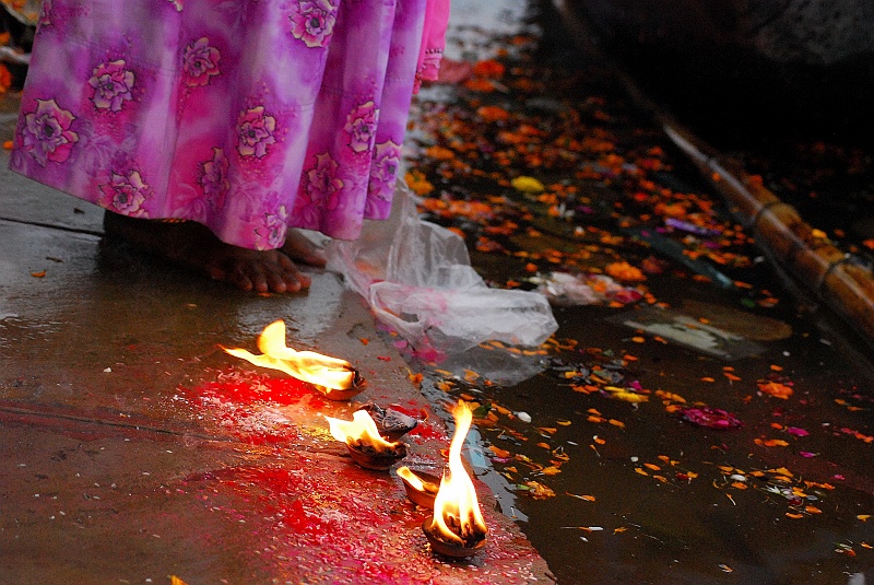 Indie0087.JPG - Ofiarne lampiony. (Zdjęcie: Laura i Astronom)