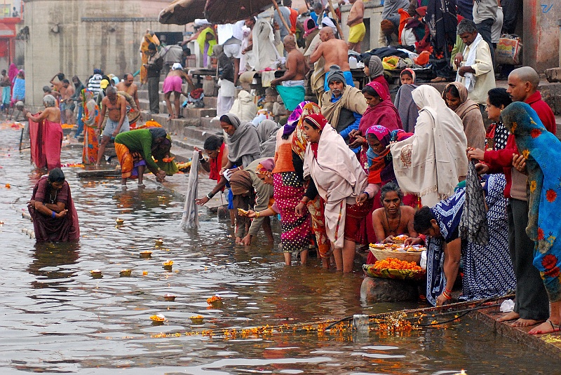 Indie0089.JPG - Rytualna kąpiel w Gangesie. Dużo się dzieje. (Zdjęcie: Laura i Astronom)
