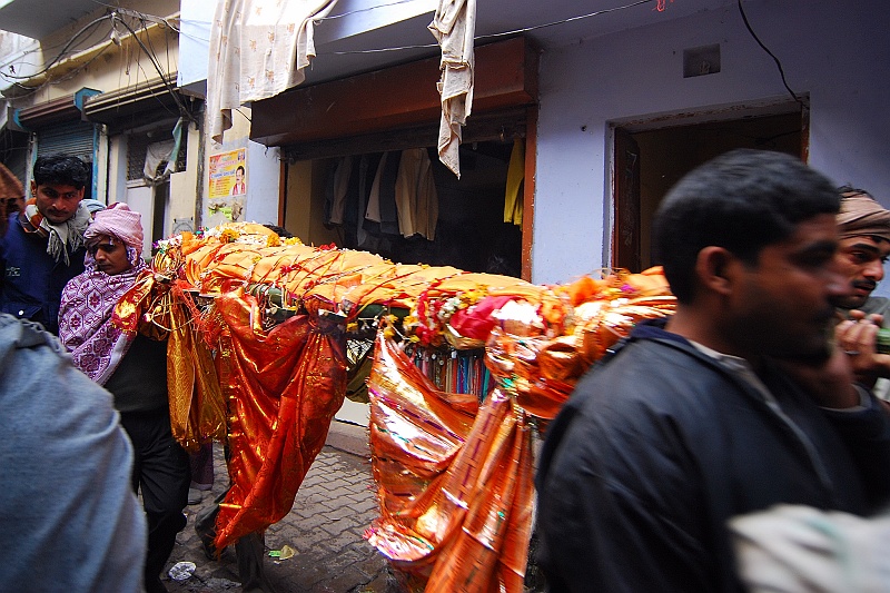 Indie0115.JPG - Hinduski kondukt żałobny. Nieliczna grupka żałobników przemieszcza się bardzo szybkim krokiem po wąskich uliczkach Varanasi wykrzykując krótką modlitwę. (Zdjęcie: Laura i Astronom)