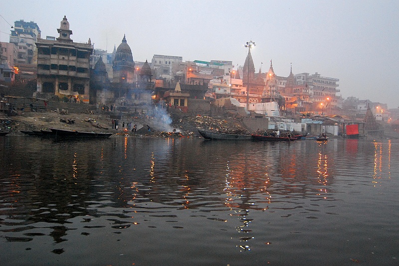 Indie0141.JPG - Ghat Manikarnika. Odbywa się tu kremacja zwłok na drewnianych stosach. Mało które miejsce może się z tym równać. (Zdjęcie: Laura i Astronom)