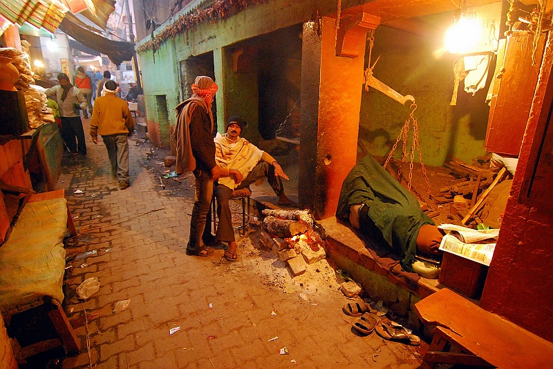 Indie0143.JPG - Tu odważa się drewno na pogrzebowe stosy. Na dokładne spalenie dorosłego człowieka potrzeba ok. 300 kg. Wielu Hindusów nie stać na taki zbytek. (Zdjęcie: Laura i Astronom)