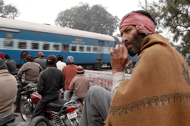 03.Varanasi_DSC_0369a.JPG - Na przejściu kolejowym. (Zdjęcie: Bartek)
