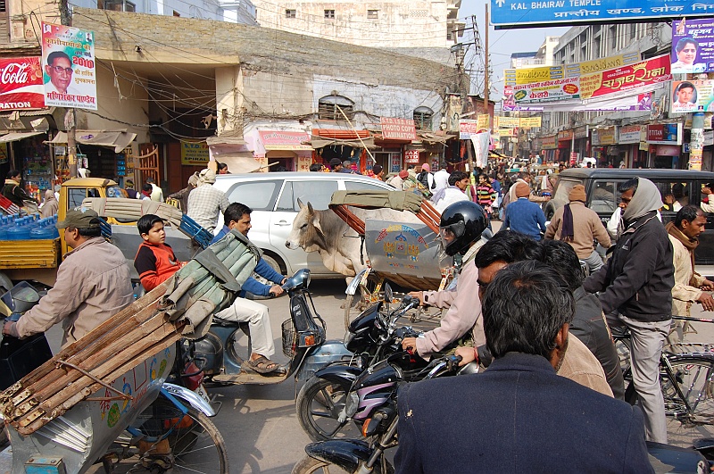 03_41.JPG - Szaleństwo na rondzie w Varanasi. (Zdjęcie: Ania)