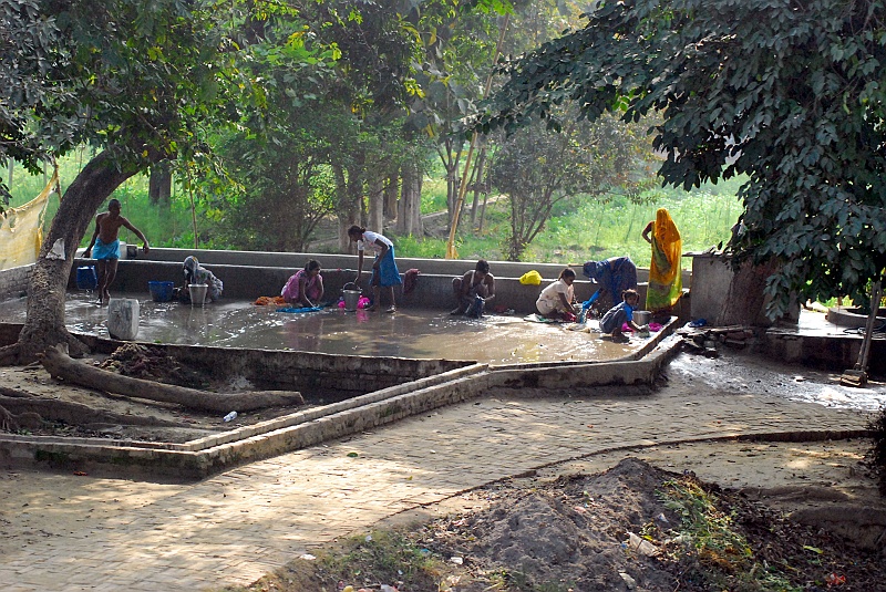 Indie0065.JPG - Lokalny punkt poboru wody. A także pralnia. (Zdjęcie: Laura i Astronom)