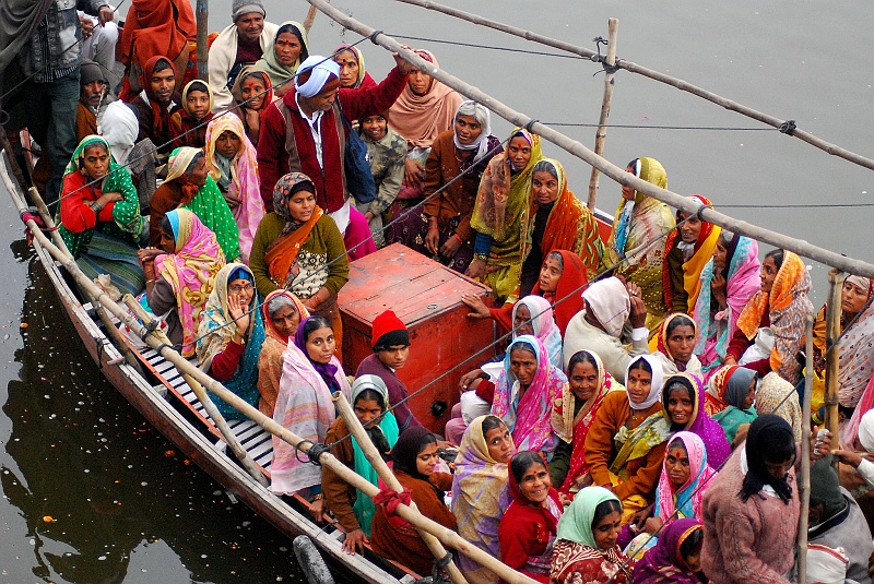 Indie0091.JPG - Pielgrzymi na barce rzecznej. (Zdjęcie: Laura i Astronom)