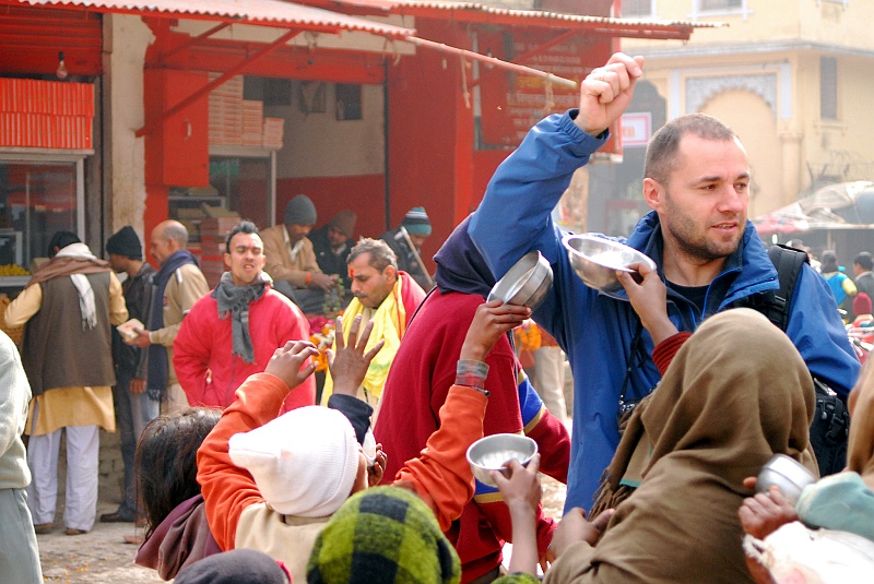 Indie0107.JPG - Astronom popełnia błąd. Rzuca pieniążka żebrzącemu dziecku i nagle jak spod ziemi wyrasta kilkanaście innych. (Zdjęcie: Laura i Astronom)