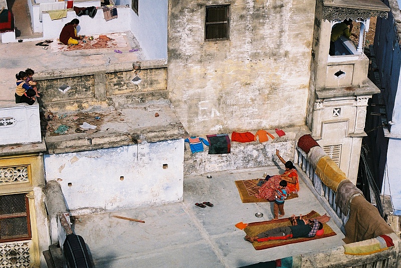 Indie0110.JPG - Można cerować ubrania. Można i wypocząć po trudach dnia. (Zdjęcie: Laura i Astronom)