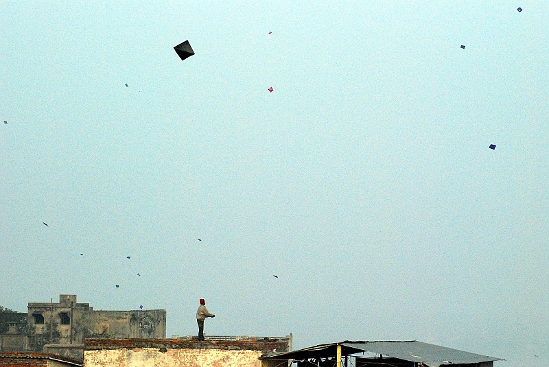 Indie0146.JPG - Co wieczór na niebie powiewały setki latawców. Był to widok magiczny i dla nas niewytłumaczalny. Wszyscy mężczyźni - dzieci, młodzież i dorośli wychodzili na dachy i puszczali latawce w ruch. (Zdjęcie: Laura i Astronom)
