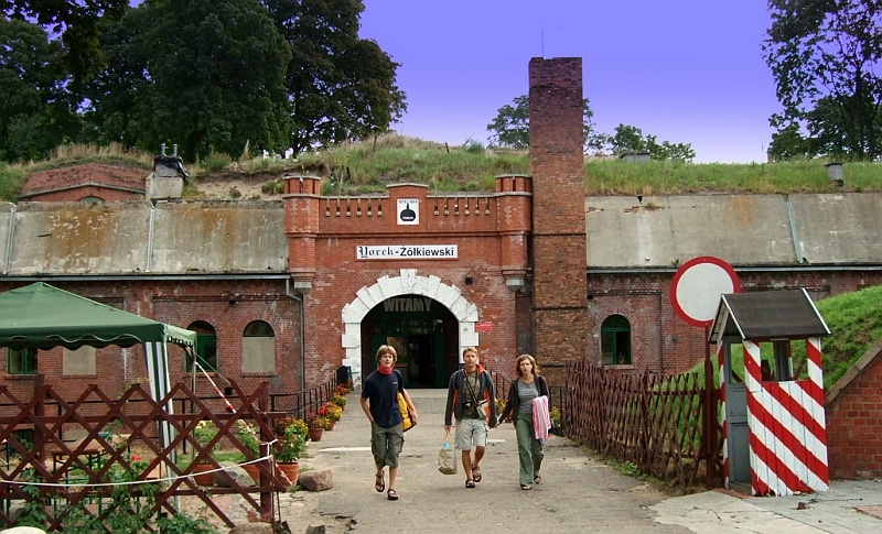 DSCF2206.JPG - Drogę na Kaszuby pokonaliśmy na raty - pierwszą noc spędzilismy w Toruniu, w pruskim, klimatycznym forcie. Warunki spartanskie, dryl żołnierski.