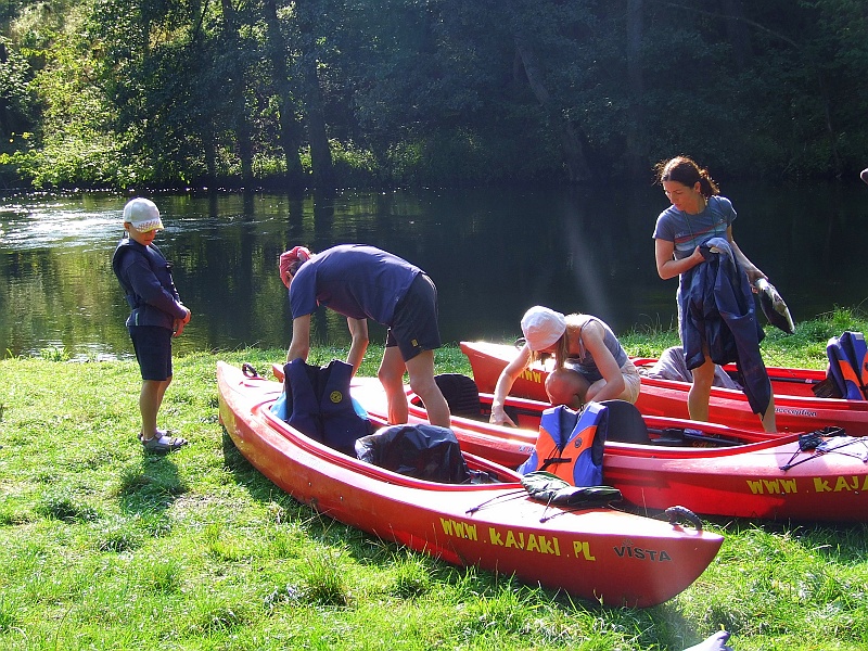 DSCF6958.JPG - Pucujemy i osuszamy kajaki w ostatnim dniu. Wreszcie prawdziwe słońce.