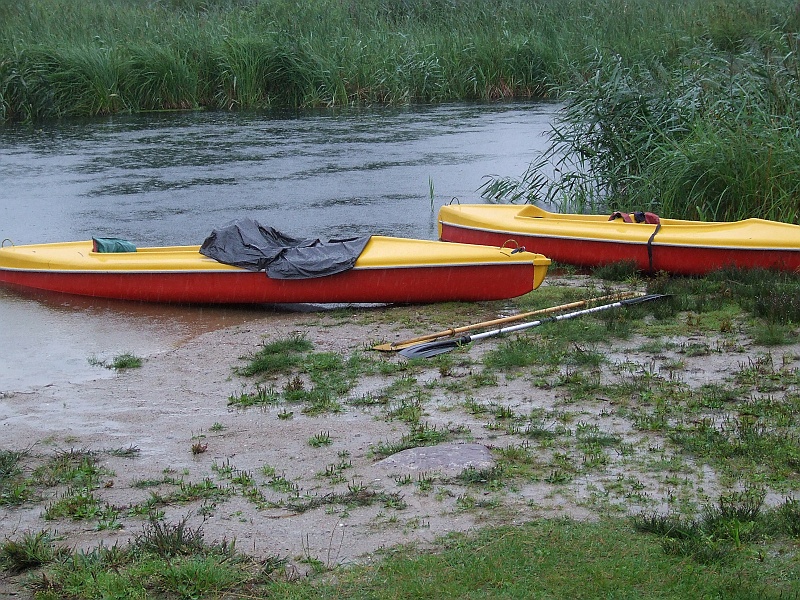 2006_0814CzarnaHancza0012.JPG - Pierwsze kilometry, deszcz nie ustaje. Zmarznięci wyciągamy kajaki na brzeg i wczołgujemy się do budki, gdzie bardzo miła pani serwuje dania gorące.