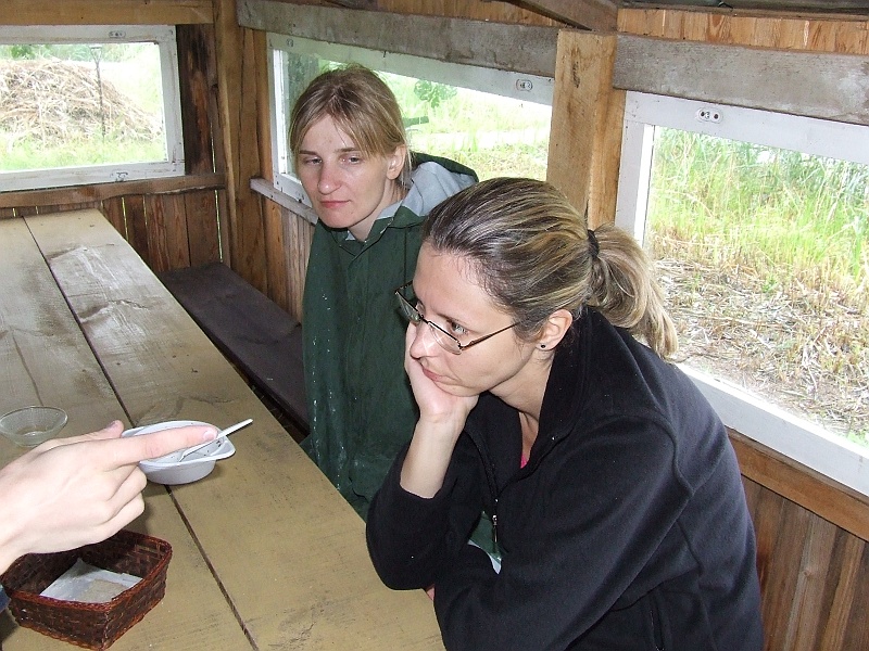 2006_0814CzarnaHancza0016.JPG - Wciągamy żureczek z kiełbasą (recenzje bardzo skrajne). Optymizm aż bucha. Zresztą, nie trzeba tego pisać, bo z kadru aż się wylewa. :)