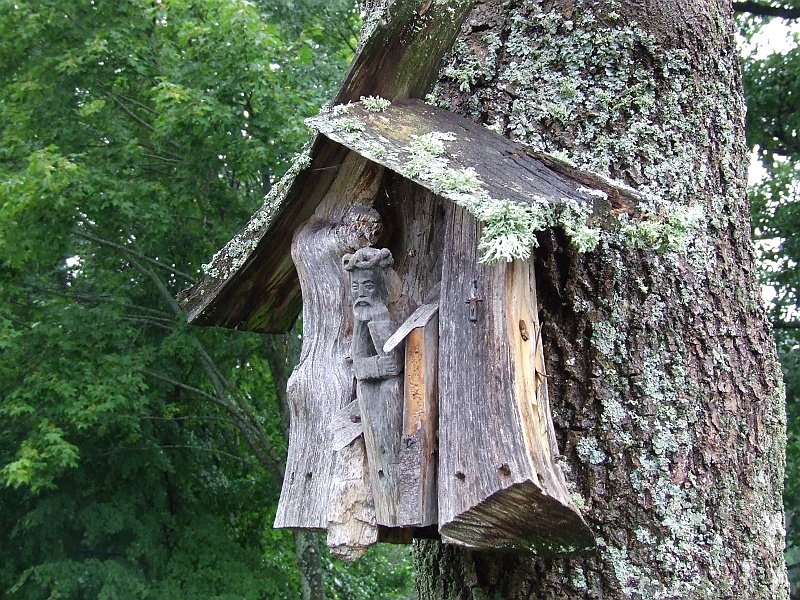 2006_0814CzarnaHancza0024.JPG - Przydomowa kapliczka, wystrugana i pozostawiona przez jakiegoś wędrowca. Gospodyni mówi, że autor powiedział 'wielu to będzie chciało kupić - nie sprzedawajcie'. I ponoć miał rację.