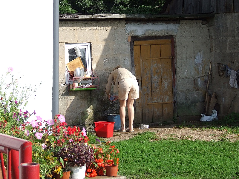 2006_0814CzarnaHancza0064.JPG - Korzystamy z dostępnych w domostwie udogodnień.