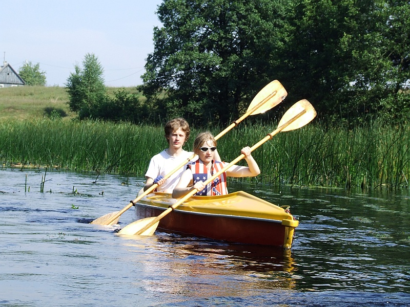 2006_0814CzarnaHancza0102.JPG - Wyruszamy dalej, zwłaszcza, że chwilowo przestało lać. Team America.