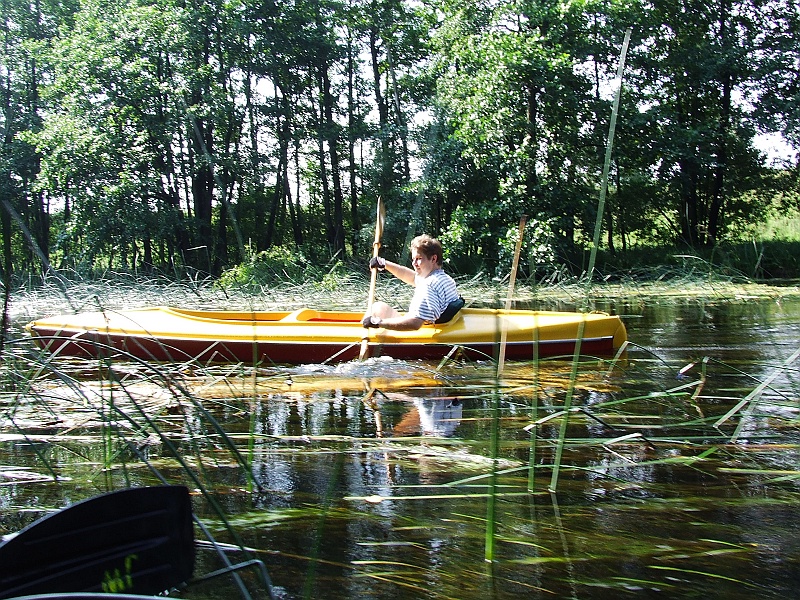 2006_0814CzarnaHancza0114.JPG - Patroluje okoliczne zatoczki, czasem krzaczki.