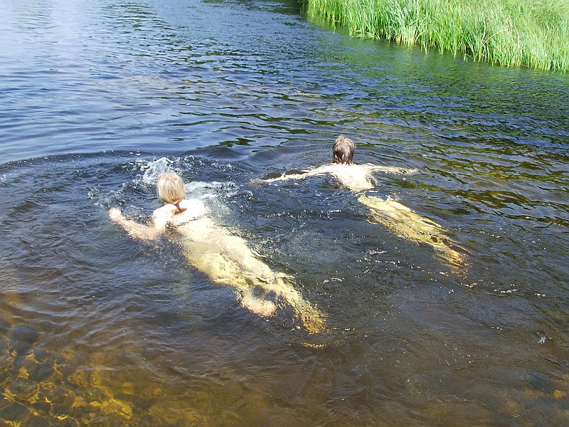 2006_0814CzarnaHancza0131.JPG - I ulegamy zaraz pokusie kąpieli. Dobrze, że się zdecydowaliśmy bo -- jak się później okazało -- okno czasowe dla tego typu czynności było bardzo wąziutkie... :)