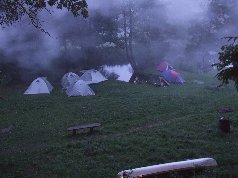 2006_0814CzarnaHancza0169.JPG - Kolejny nocleg. Wszystkie domki ze względów pogodowych są zajęte. Rozkładamy nasze namiociki, początkowo myślimy, że Rafał pożyczając nam swój sprzęt zapomniał dołączyć rurek. Na szczęście się znajdują.