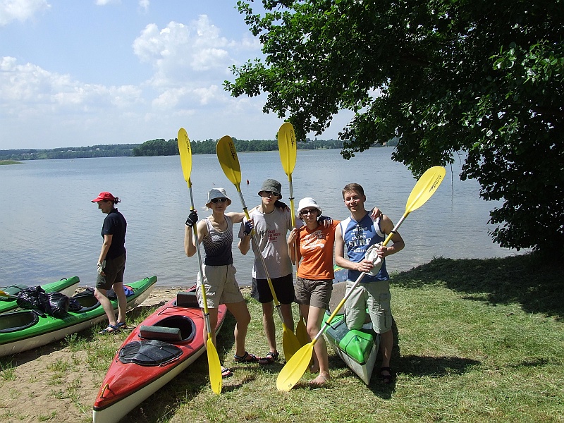 DSCF3988.JPG - Wyposażeni w najbardziej wyścigowe w naszej krótkiej, choć burzliwej, kajakarskiej karierze, wodne bolidy, wyruszamy na podbój Krutyni. Model Explorer II, cichy jak nietoperz, zwinny jak jaszczurka, pakowny jak wielbłąd dwugarbny... :) Kajaki ogólnie się sprawdziły, więc gdyby ktoś się wybierał w tamte strony to firma As-Tour jest jak najbardziej godna polecenia.